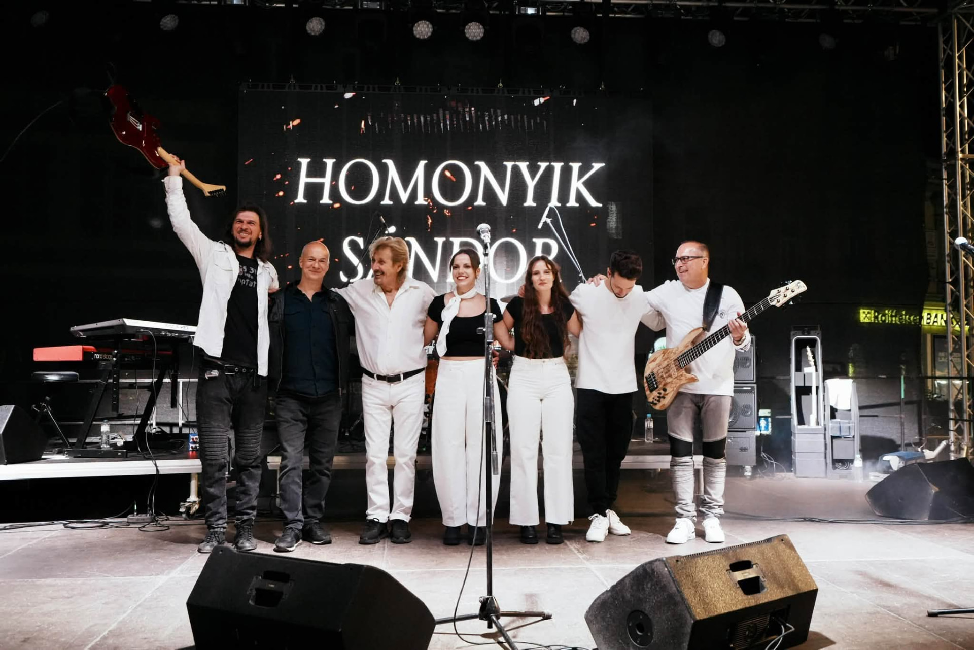 Homonyik Sándor és a zenekar a színpadon